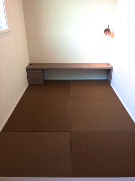 清流　胡桃色の畳を敷いた部屋